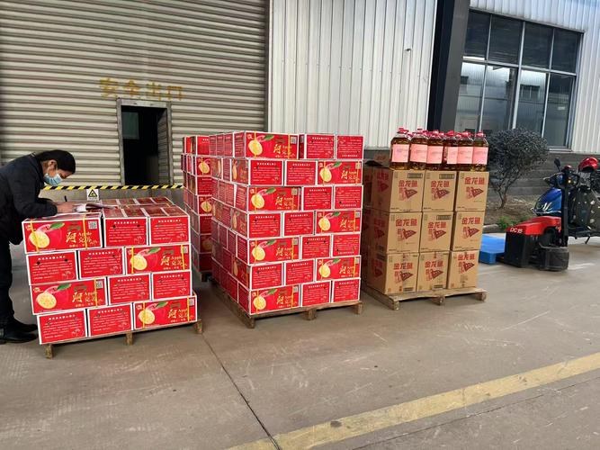 宜康食品党支部为员工发放春节礼品